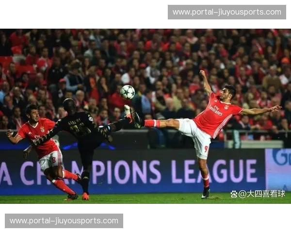 阿贾克斯面对密集防守破局乏术，边路传中质量与中路包抄均不到位